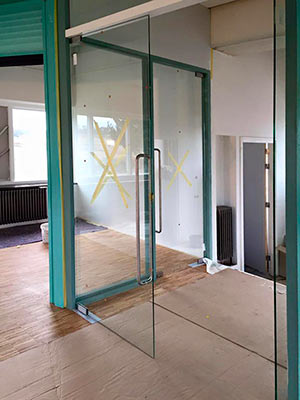 Smelten afdeling Ellendig Hardglazen deur voor douche of badkamer, op maat gemaakt, door Glason